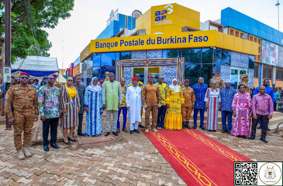 Le capitaine Ibrahim TRAORE, Président du Faso, Chef de l’Etat a procédé au lancement officiel de la Banque Postale du Burkina, le lundi 07 octobre 2024.