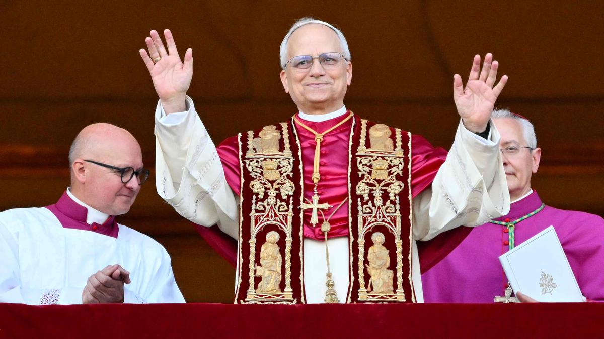 Le Pape Léon XIV se montre au monde.