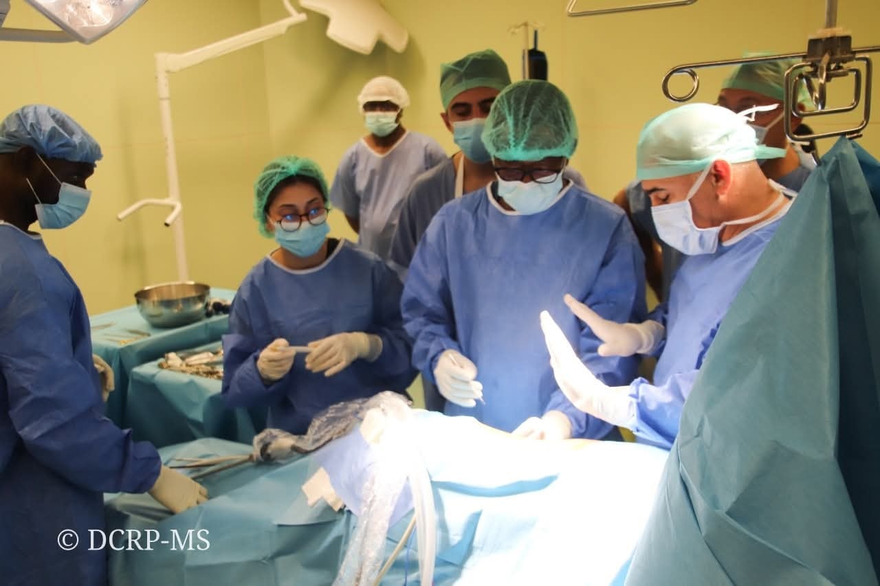 𝐓𝐫𝐚𝐧𝐬𝐩𝐥𝐚𝐧𝐭𝐚𝐭𝐢𝐨𝐧 𝐫é𝐧𝐚𝐥𝐞 𝐚𝐮 𝐁𝐮𝐫𝐤𝐢𝐧𝐚 𝐅𝐚𝐬𝐨 : 𝐮𝐧𝐞 𝐩𝐫𝐞𝐦𝐢è𝐫𝐞 𝐝𝐚𝐧𝐬 𝐥’𝐡𝐢𝐬𝐭𝐨𝐢𝐫𝐞 𝐝𝐞 𝐥𝐚 𝐦é𝐝𝐞𝐜𝐢𝐧𝐞 𝐫é𝐚𝐥𝐢𝐬é𝐞 𝐚𝐮 𝐂𝐇𝐔 𝐝𝐞 𝐓𝐞𝐧𝐠𝐚𝐧𝐝𝐨𝐠𝐨