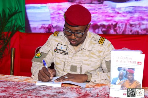 DÉDICACE DE SUPPORTS DE COMMUNICATION 