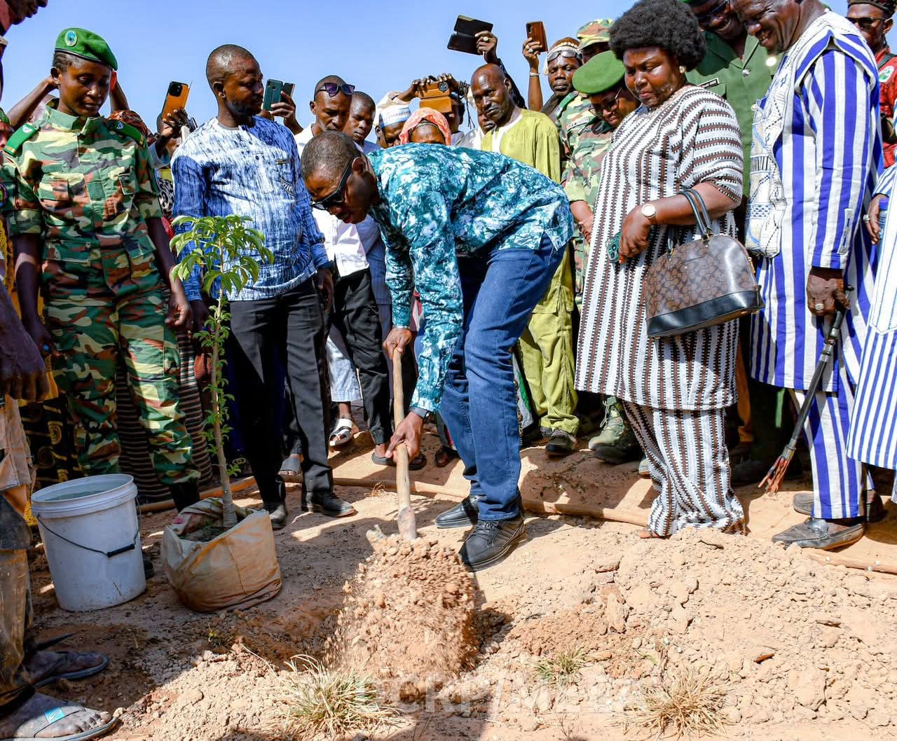 Suivi de la campagne de reboisement : le ministre Roger BARO salue l’engagement des Tradithérapeutes et Herboristes et invite à un entretien des 89 bosquets à plantes médicinales mis en place 