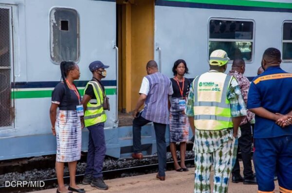 𝗝𝗼𝘂𝗿𝗻é𝗲𝘀 𝗡𝗮𝘁𝗶𝗼𝗻𝗮𝗹𝗲𝘀 𝗱𝘂 𝗧𝗿𝗮𝗻𝘀𝗽𝗼𝗿𝘁 𝗽𝗮𝗿 𝗥𝗮𝗶𝗹 : 𝗹𝗲𝘀 𝗽𝗼𝗽𝘂𝗹𝗮𝘁𝗶𝗼𝗻𝘀 𝗿𝗲𝗻𝗼𝘂𝗲𝗻𝘁 𝗮𝘃𝗲𝗰 𝗹𝗲 𝘁𝗿𝗮𝗶𝗻 𝗹𝗼𝗿𝘀 𝗱’𝘂𝗻𝗲 𝗶𝗺𝗺𝗲𝗿𝘀𝗶𝗼𝗻 𝗳𝗲𝗿𝗿𝗼𝘃𝗶𝗮𝗶𝗿𝗲 à 𝗕𝗼𝗯𝗼-𝗗𝗶𝗼𝘂𝗹𝗮𝘀𝘀𝗼