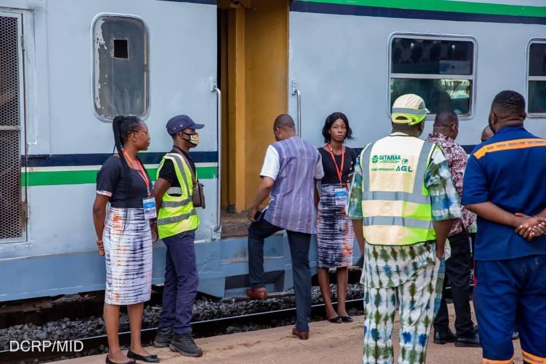 𝗝𝗼𝘂𝗿𝗻é𝗲𝘀 𝗡𝗮𝘁𝗶𝗼𝗻𝗮𝗹𝗲𝘀 𝗱𝘂 𝗧𝗿𝗮𝗻𝘀𝗽𝗼𝗿𝘁 𝗽𝗮𝗿 𝗥𝗮𝗶𝗹 : 𝗹𝗲𝘀 𝗽𝗼𝗽𝘂𝗹𝗮𝘁𝗶𝗼𝗻𝘀 𝗿𝗲𝗻𝗼𝘂𝗲𝗻𝘁 𝗮𝘃𝗲𝗰 𝗹𝗲 𝘁𝗿𝗮𝗶𝗻 𝗹𝗼𝗿𝘀 𝗱’𝘂𝗻𝗲 𝗶𝗺𝗺𝗲𝗿𝘀𝗶𝗼𝗻 𝗳𝗲𝗿𝗿𝗼𝘃𝗶𝗮𝗶𝗿𝗲 à 𝗕𝗼𝗯𝗼-𝗗𝗶𝗼𝘂𝗹𝗮𝘀𝘀𝗼