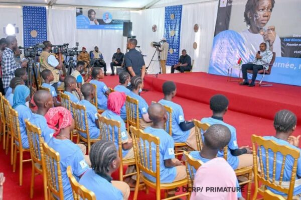 𝐉𝐨𝐮𝐫𝐧é𝐞 𝐢𝐧𝐭𝐞𝐫𝐧𝐚𝐭𝐢𝐨𝐧𝐚𝐥𝐞 𝐝𝐞 𝐥’𝐞𝐧𝐟𝐚𝐧𝐭 : « 𝐕𝐨𝐮𝐬 𝐚𝐯𝐞𝐳 𝐝𝐞𝐬 𝐝𝐫𝐨𝐢𝐭𝐬, 𝐦𝐚𝐢𝐬 é𝐠𝐚𝐥𝐞𝐦𝐞𝐧𝐭 𝐝𝐞𝐬 𝐝𝐞𝐯𝐨𝐢𝐫𝐬 », 𝐫𝐚𝐩𝐩𝐞𝐥𝐥𝐞 𝐥𝐞 𝐏𝐫𝐞𝐦𝐢𝐞𝐫 𝐦𝐢𝐧𝐢𝐬𝐭𝐫𝐞