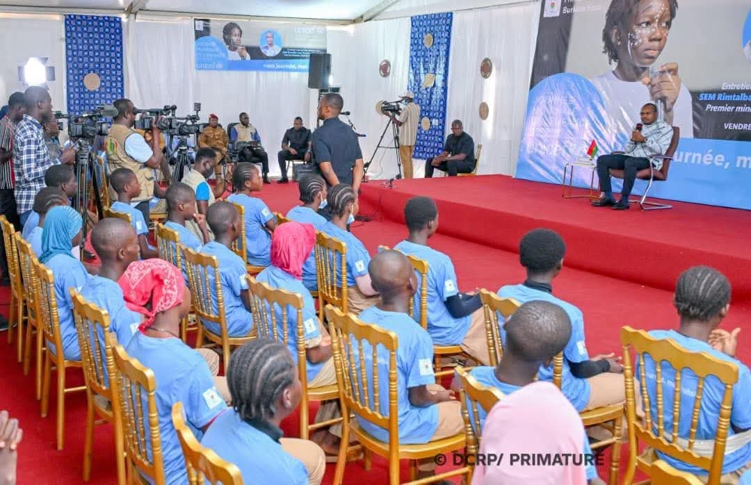 𝐉𝐨𝐮𝐫𝐧é𝐞 𝐢𝐧𝐭𝐞𝐫𝐧𝐚𝐭𝐢𝐨𝐧𝐚𝐥𝐞 𝐝𝐞 𝐥’𝐞𝐧𝐟𝐚𝐧𝐭 : « 𝐕𝐨𝐮𝐬 𝐚𝐯𝐞𝐳 𝐝𝐞𝐬 𝐝𝐫𝐨𝐢𝐭𝐬, 𝐦𝐚𝐢𝐬 é𝐠𝐚𝐥𝐞𝐦𝐞𝐧𝐭 𝐝𝐞𝐬 𝐝𝐞𝐯𝐨𝐢𝐫𝐬 », 𝐫𝐚𝐩𝐩𝐞𝐥𝐥𝐞 𝐥𝐞 𝐏𝐫𝐞𝐦𝐢𝐞𝐫 𝐦𝐢𝐧𝐢𝐬𝐭𝐫𝐞