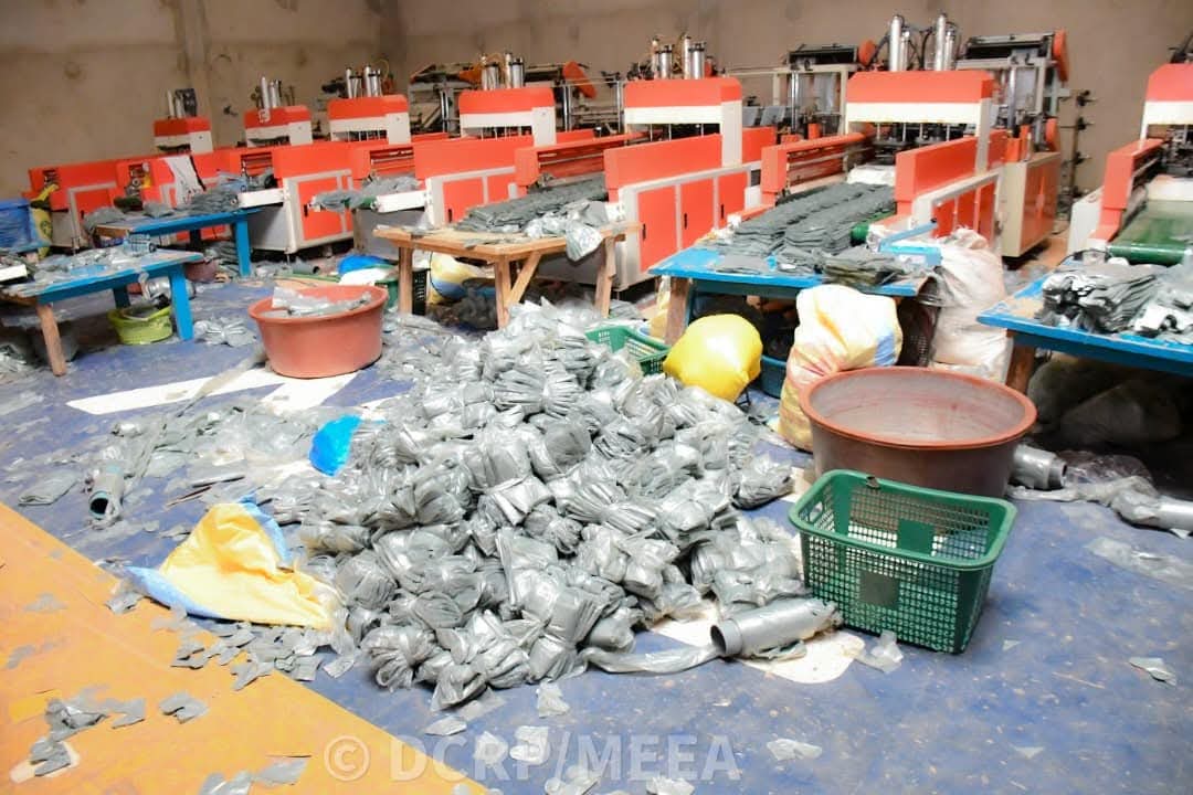 Application de la loi_045 sur les emballages et sachets plastiques : une unité de production clandestine de sachets plastiques dans la nasse de la police environnementale