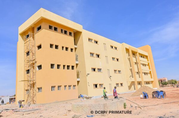 𝐌𝐨𝐝𝐞𝐫𝐧𝐢𝐬𝐚𝐭𝐢𝐨𝐧 é𝐝𝐮𝐜𝐚𝐭𝐢𝐯𝐞 : 𝐥𝐞 𝐏𝐫𝐞𝐦𝐢𝐞𝐫 𝐦𝐢𝐧𝐢𝐬𝐭𝐫𝐞 𝐯𝐢𝐬𝐢𝐭𝐞 𝐮𝐧 𝐜𝐨𝐦𝐩𝐥𝐞𝐱𝐞 𝐬𝐜𝐨𝐥𝐚𝐢𝐫𝐞 𝐩𝐢𝐥𝐨𝐭𝐞