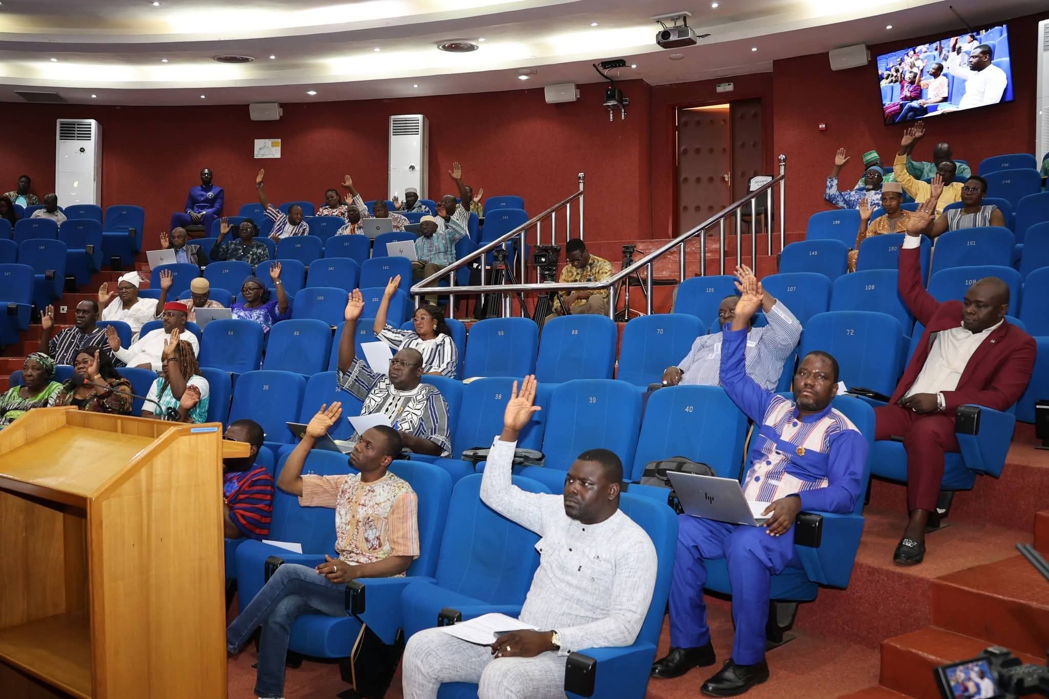 𝐎𝐛𝐥𝐢𝐠𝐚𝐭𝐢𝐨𝐧 𝐩𝐨𝐮𝐫 𝐥𝐞𝐬 𝐠𝐫𝐚𝐧𝐝𝐞𝐬 𝐞𝐧𝐭𝐫𝐞𝐩𝐫𝐢𝐬𝐞𝐬 𝐝𝐞 𝐜𝐨𝐧𝐬𝐭𝐫𝐮𝐢𝐫𝐞 𝐮𝐧 𝐬𝐢è𝐠𝐞 𝐚𝐮 𝐁𝐮𝐫𝐤𝐢𝐧𝐚 𝐅𝐚𝐬𝐨 : 𝐥𝐞𝐬 𝐝é𝐩𝐮𝐭é𝐬 𝐝𝐞 𝐥&rsquo;𝐀𝐬𝐬𝐞𝐦𝐛𝐥é𝐞 𝐥é𝐠𝐢𝐬𝐥𝐚𝐭𝐢𝐯𝐞 𝐝𝐞 𝐭𝐫𝐚𝐧𝐬𝐢𝐭𝐢𝐨𝐧 𝐝𝐨𝐧𝐧𝐞𝐧𝐭 𝐥𝐞𝐮𝐫 𝐪𝐮𝐢𝐭𝐮𝐬