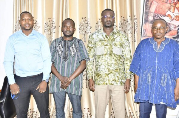 Assurance maladie universelle : le Ministre, Secrétaire général du Gouvernement reçoit sa carte d’assuré