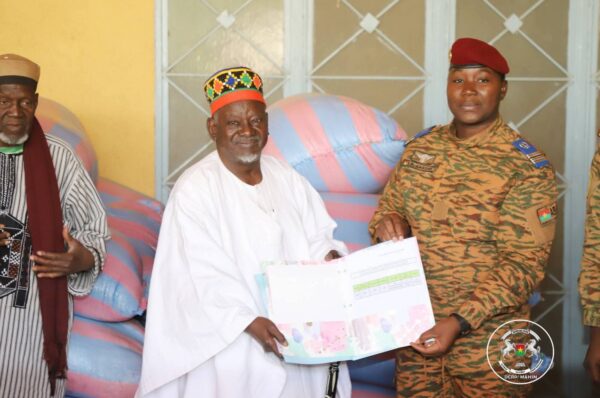 Dɛmɛ Sira : le Mogho Naaba pose un acte fort de solidarité au profit des populations vulnérables