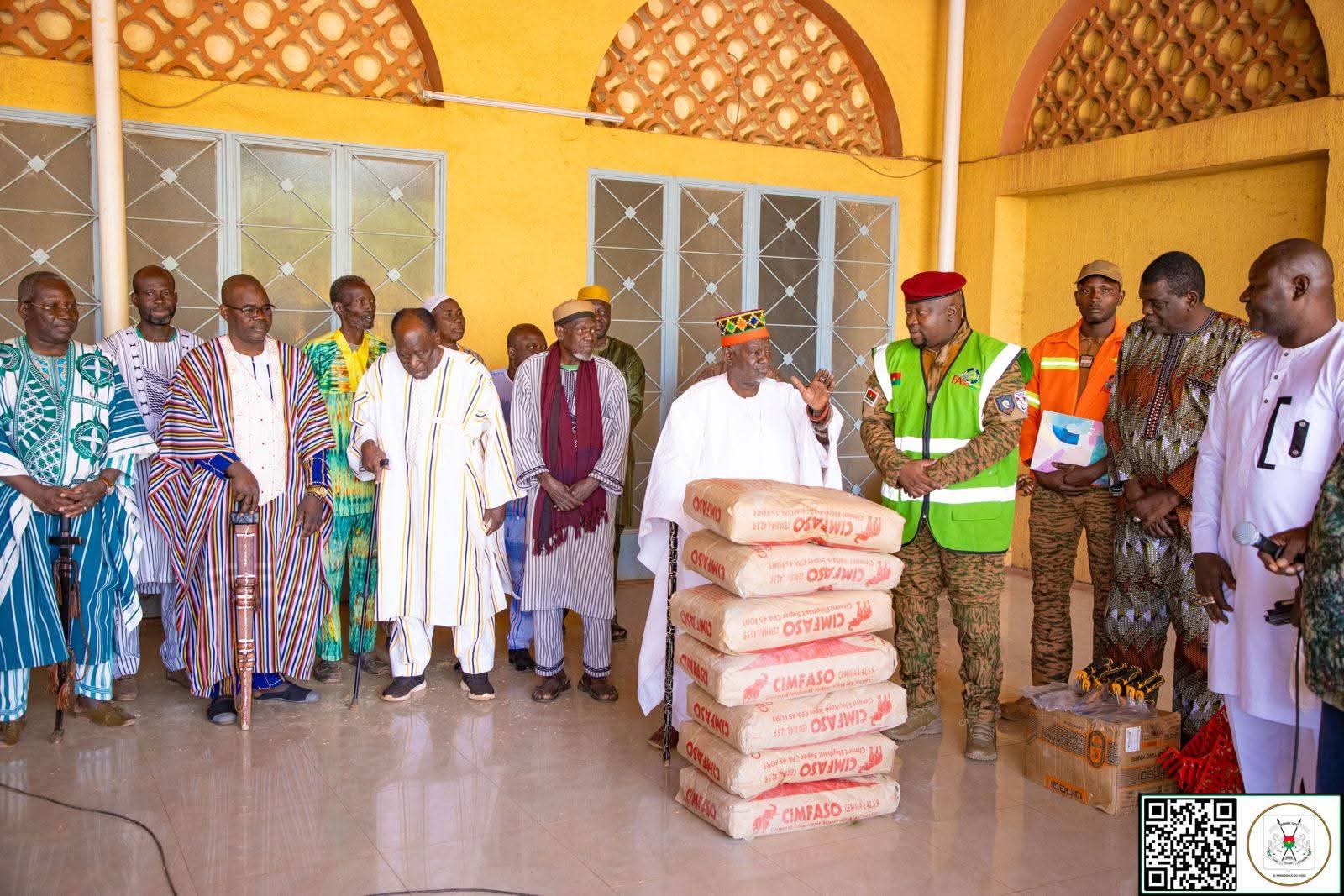 Initiative présidentielle Faso Mêbo :  le Mogho Naaba offre 20 tonnes de ciment, des agrégats et du matériel