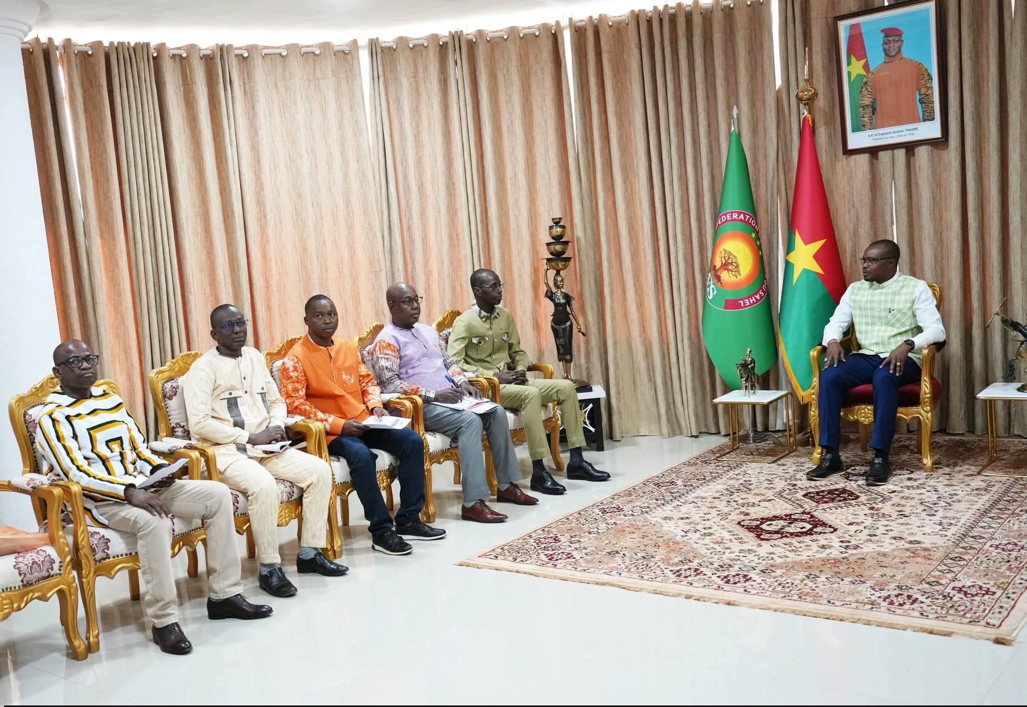 E𝐝𝐮𝐜𝐚𝐭𝐢𝐨𝐧 𝐚𝐮𝐱 𝐦é𝐝𝐢𝐚𝐬 𝐞𝐭 𝐚𝐮 𝐧𝐮𝐦é𝐫𝐢𝐪𝐮𝐞 : 𝐮𝐧 𝐩𝐫𝐨𝐣𝐞𝐭 𝐧𝐨𝐯𝐚𝐭𝐞𝐮𝐫 𝐩𝐫é𝐬𝐞𝐧𝐭é 𝐚𝐮 𝐏𝐫𝐞𝐦𝐢𝐞𝐫 𝐦𝐢𝐧𝐢𝐬𝐭𝐫𝐞  ‎